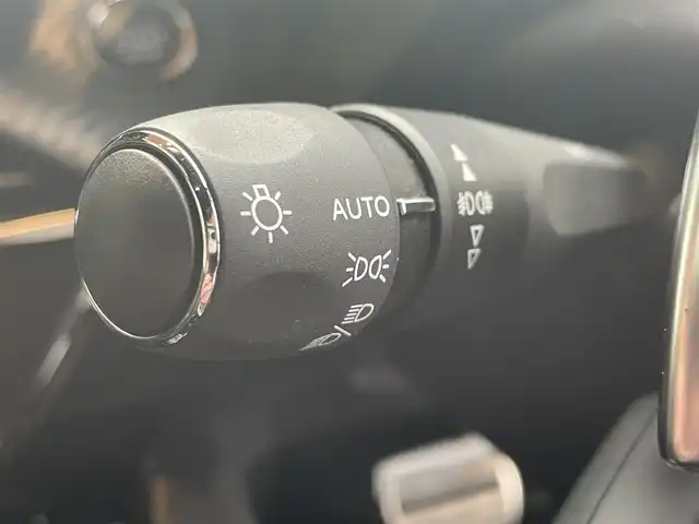 プジョー ２００８ GT 高知県 2022(令4)年 2.4万km パール 純正ディスプレイオーディオ/　【AppleCarPlay/ＡｎｄｒｏｉｄＡｕｔｏ】/サンルーフ/アクティブセーフティブレーキ/クルーズコントロール/ブラインドスポットモニター/レーンキープアシスト/インテリジェントハイビーム/パーキングセンサー/タイヤ空気圧警告/アンビエンスライト/ハーフレザーシート/シートヒーター