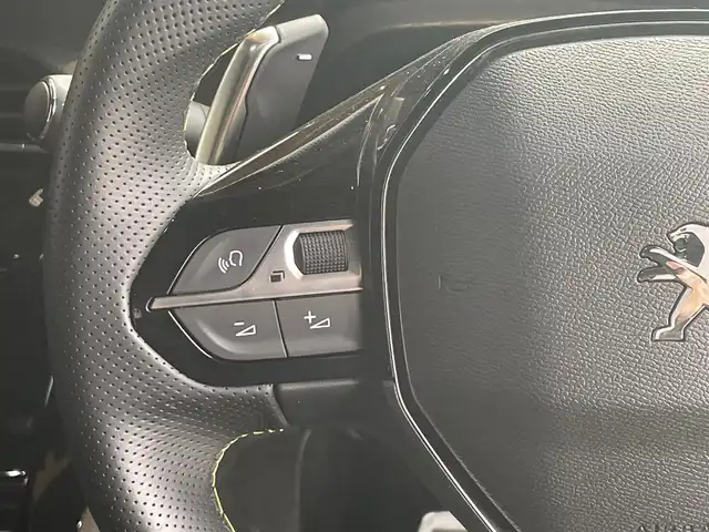 プジョー ２００８ GT 高知県 2022(令4)年 2.4万km パール 純正ディスプレイオーディオ/　【AppleCarPlay/ＡｎｄｒｏｉｄＡｕｔｏ】/サンルーフ/アクティブセーフティブレーキ/クルーズコントロール/ブラインドスポットモニター/レーンキープアシスト/インテリジェントハイビーム/パーキングセンサー/タイヤ空気圧警告/アンビエンスライト/ハーフレザーシート/シートヒーター