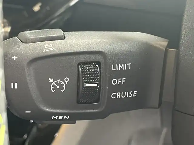 プジョー ２００８ GT 高知県 2022(令4)年 2.4万km パール 純正ディスプレイオーディオ/　【AppleCarPlay/ＡｎｄｒｏｉｄＡｕｔｏ】/サンルーフ/アクティブセーフティブレーキ/クルーズコントロール/ブラインドスポットモニター/レーンキープアシスト/インテリジェントハイビーム/パーキングセンサー/タイヤ空気圧警告/アンビエンスライト/ハーフレザーシート/シートヒーター