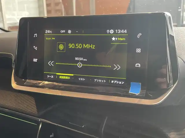プジョー ２００８ GT 高知県 2022(令4)年 2.4万km パール 純正ディスプレイオーディオ/　【AppleCarPlay/ＡｎｄｒｏｉｄＡｕｔｏ】/サンルーフ/アクティブセーフティブレーキ/クルーズコントロール/ブラインドスポットモニター/レーンキープアシスト/インテリジェントハイビーム/パーキングセンサー/タイヤ空気圧警告/アンビエンスライト/ハーフレザーシート/シートヒーター