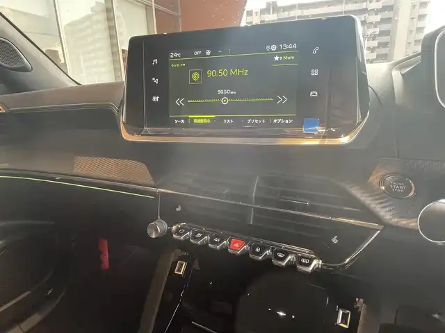 プジョー ２００８ GT 高知県 2022(令4)年 2.4万km パール 純正ディスプレイオーディオ/　【AppleCarPlay/ＡｎｄｒｏｉｄＡｕｔｏ】/サンルーフ/アクティブセーフティブレーキ/クルーズコントロール/ブラインドスポットモニター/レーンキープアシスト/インテリジェントハイビーム/パーキングセンサー/タイヤ空気圧警告/アンビエンスライト/ハーフレザーシート/シートヒーター