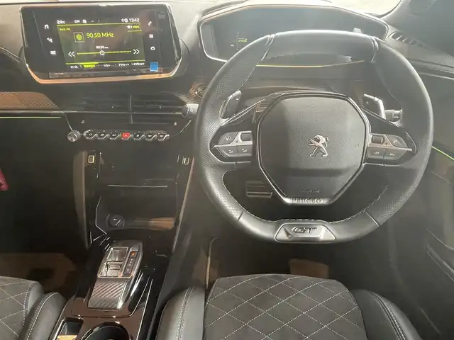 プジョー ２００８ GT 高知県 2022(令4)年 2.4万km パール 純正ディスプレイオーディオ/　【AppleCarPlay/ＡｎｄｒｏｉｄＡｕｔｏ】/サンルーフ/アクティブセーフティブレーキ/クルーズコントロール/ブラインドスポットモニター/レーンキープアシスト/インテリジェントハイビーム/パーキングセンサー/タイヤ空気圧警告/アンビエンスライト/ハーフレザーシート/シートヒーター