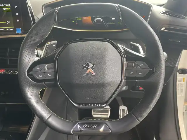 プジョー ２００８ GT 高知県 2022(令4)年 2.4万km パール 純正ディスプレイオーディオ/　【AppleCarPlay/ＡｎｄｒｏｉｄＡｕｔｏ】/サンルーフ/アクティブセーフティブレーキ/クルーズコントロール/ブラインドスポットモニター/レーンキープアシスト/インテリジェントハイビーム/パーキングセンサー/タイヤ空気圧警告/アンビエンスライト/ハーフレザーシート/シートヒーター