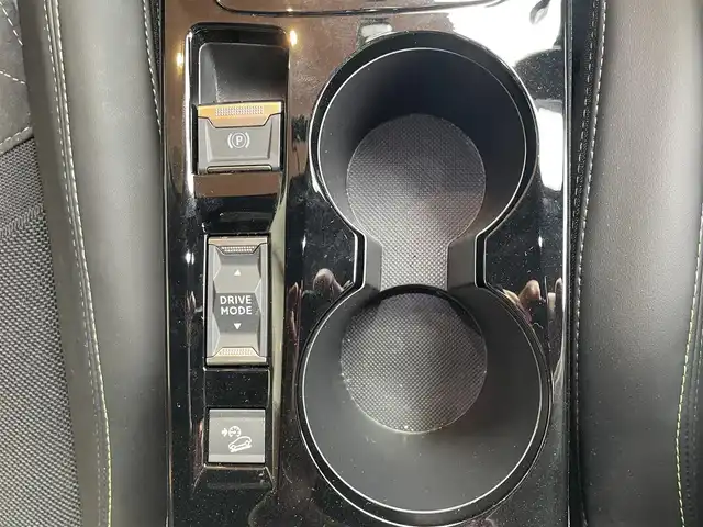 プジョー ２００８ GT 高知県 2022(令4)年 2.4万km パール 純正ディスプレイオーディオ/　【AppleCarPlay/ＡｎｄｒｏｉｄＡｕｔｏ】/サンルーフ/アクティブセーフティブレーキ/クルーズコントロール/ブラインドスポットモニター/レーンキープアシスト/インテリジェントハイビーム/パーキングセンサー/タイヤ空気圧警告/アンビエンスライト/ハーフレザーシート/シートヒーター