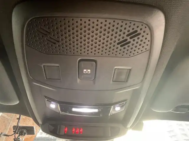 プジョー ２００８ GT 高知県 2022(令4)年 2.4万km パール 純正ディスプレイオーディオ/　【AppleCarPlay/ＡｎｄｒｏｉｄＡｕｔｏ】/サンルーフ/アクティブセーフティブレーキ/クルーズコントロール/ブラインドスポットモニター/レーンキープアシスト/インテリジェントハイビーム/パーキングセンサー/タイヤ空気圧警告/アンビエンスライト/ハーフレザーシート/シートヒーター