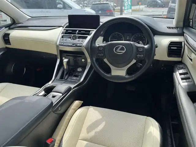 レクサス ＮＸ 300 バージョンL 三重県 2021(令3)年 5.3万km グラファイトブラックガラスフレーク ムーンルーフ/パノラミックビューモニター/セーフティシステムプラス/パーキングサポートブレーキ/ハンズフリーパワーバックドア/角型3眼LEDヘッドランプ/18インチアルミホイール/電動格納/リクライニング機能付リヤシート/革シート/シートヒーター（前席・後席）/シートベンチレーション（前席）/SDナビゲーション/地デジTV/Blu-ray/DVD/CD/Bluetooth