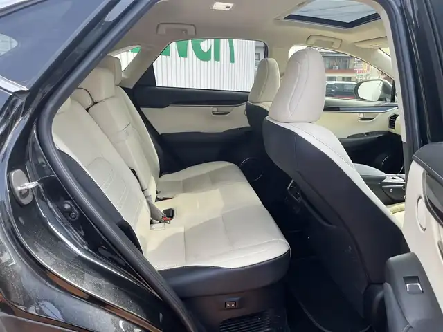レクサス ＮＸ 300 バージョンL 三重県 2021(令3)年 5.3万km グラファイトブラックガラスフレーク ムーンルーフ/パノラミックビューモニター/セーフティシステムプラス/パーキングサポートブレーキ/ハンズフリーパワーバックドア/角型3眼LEDヘッドランプ/18インチアルミホイール/電動格納/リクライニング機能付リヤシート/革シート/シートヒーター（前席・後席）/シートベンチレーション（前席）/SDナビゲーション/地デジTV/Blu-ray/DVD/CD/Bluetooth