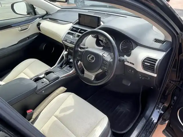 レクサス ＮＸ 300 バージョンL 三重県 2021(令3)年 5.3万km グラファイトブラックガラスフレーク ムーンルーフ/パノラミックビューモニター/セーフティシステムプラス/パーキングサポートブレーキ/ハンズフリーパワーバックドア/角型3眼LEDヘッドランプ/18インチアルミホイール/電動格納/リクライニング機能付リヤシート/革シート/シートヒーター（前席・後席）/シートベンチレーション（前席）/SDナビゲーション/地デジTV/Blu-ray/DVD/CD/Bluetooth