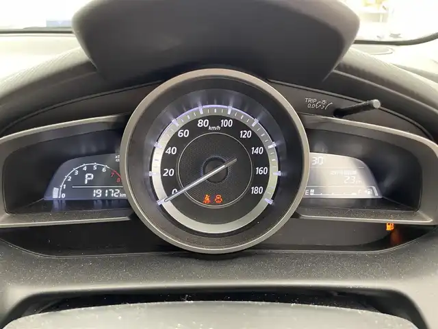 マツダ デミオ 13S 広島県 2016(平28)年 2万km ソウルレッドプレミアムメタリック 禁煙/純正ナビ/(Bluetooth/CD/DVD/AUX/フルセグTV)/バックカメラ/ETC/前後ドライブレコーダー/シートヒーター（運転席/助手席）/純正フロアマット/LEDヘッドライト/オートライト/ブラインドスポットモニター/衝突被害軽減ブレーキ/レーンキープアシスト/横滑り防止装置/アイドリングストップ/プッシュスタート/スマートキー/スペアキー1本