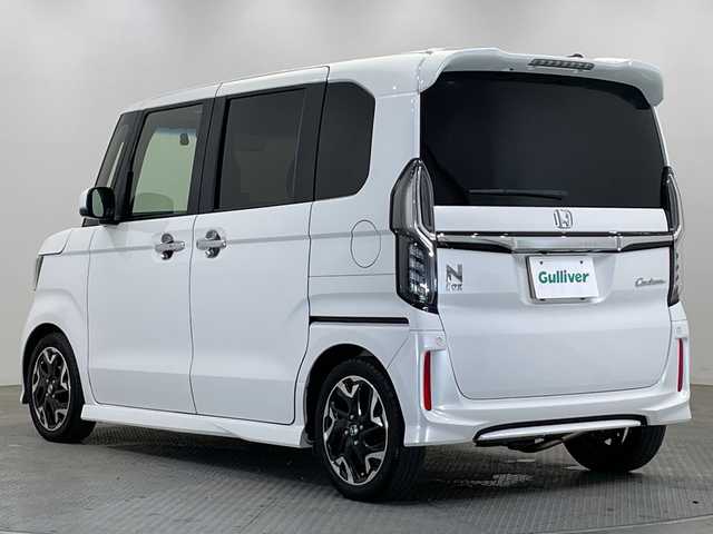 ホンダ Ｎ ＢＯＸ カスタム G L ターボ ホンダセンシング 栃木県 2019(令1)年 2.6万km プラチナホワイトパール 10インチフローティングナビ(CN-F1X10BD)/(フルセグTV/Bluetooth/CD/DVD/Blu-ray/USB)/ターボ/4WD/車高調/ホンダセンシング/ ・衝突軽減システム/ ・レーンキープアシスト/ ・オートクルーズコントロール/ ・オートハイビーム/シーケンシャルウィンカー/前後ドライブレコーダー/両側パワースライドドア/MTモード付AT/ハーフレザーシート/シートカバー(合皮黒)/前席シートヒーター/アイドリングストップ/LEDヘッドライト/オートライト/純正アルミホイール/純正フロアマット/スマートキー/スペアキー1本/取扱説明書