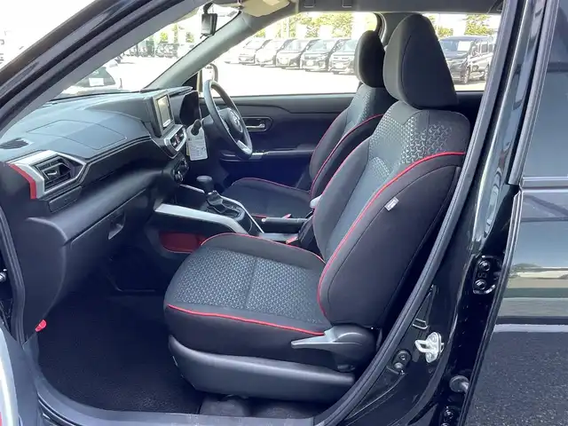 トヨタ ライズ G 道央・札幌 2024(令6)年 0.8万km ブラックマイカメタリック ４ＷＤ/寒冷地仕様/社外ナビ/【ＳＤ／ＢＴ／ＡＵＸ／ＵＳＢ】/フロント／サイド／バックカメラ/パノラミックビューモニター/ＬＥＤ/フォグランプ/オートライト/オートハイビーム/ヘッドライトレベライザー/プリクラッシュセーフティ/車線逸脱警報/先行者発進告知/横滑り防止装置/ＵＳＢ出力電源/オート電動格納ミラー/社外フロアマット/プッシュスタート/スマートキー×２