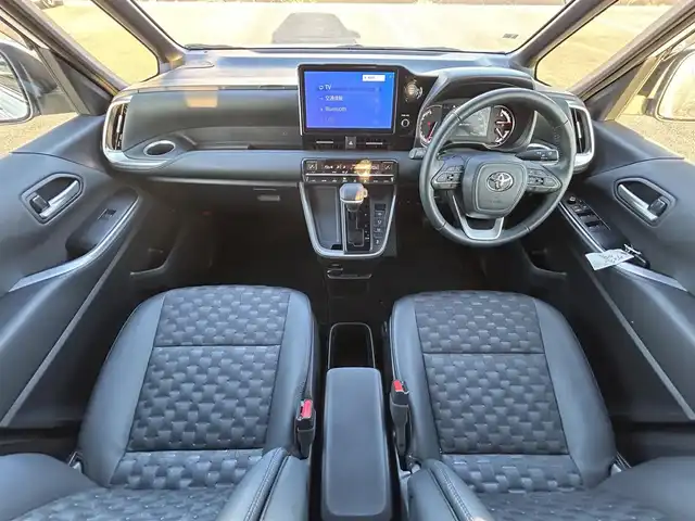 トヨタ ヴォクシー S－Z 愛媛県 2023(令5)年 1.2万km ホワイトパールクリスタルシャイン 純正10.5型ディスプレイオーディオプラス/CD/DVD/フルセグTV/Bluetooth/HDMI/純正13.2インチフリップダウンモニター/ガイド付きバックカメラ/プリクラッシュセーフティシステム/レーントレーシングアシスト/パーキングサポートブレーキ/レーダークルーズコントロール/プロジェクター式LEDヘッドライト/ハーフレザーシート/前席シートヒーター/両側パワースライドドア/オートライト/革巻きステアリング/ステアリングスイッチ/純正17インチAW/プッシュスタート/TVキャンセラー/ビルトインETC2.0/前方ドライブレコーダー/フロアマット/オート電動格納ミラー