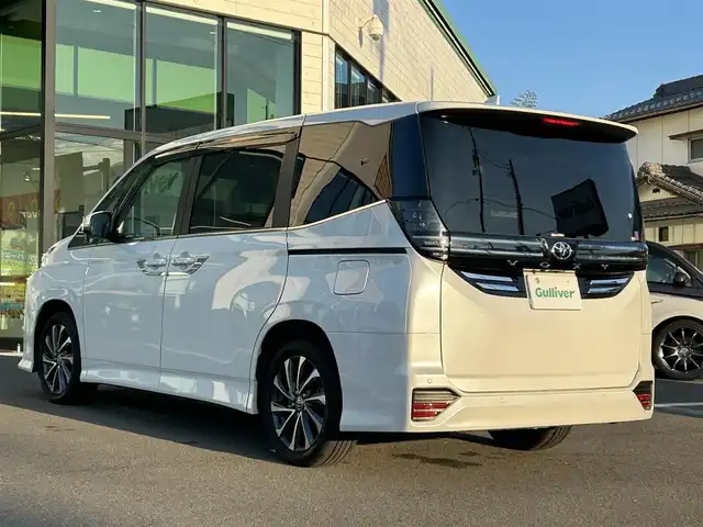 トヨタ ヴォクシー S－Z 愛媛県 2023(令5)年 1.2万km ホワイトパールクリスタルシャイン 純正10.5型ディスプレイオーディオプラス/CD/DVD/フルセグTV/Bluetooth/HDMI/純正13.2インチフリップダウンモニター/ガイド付きバックカメラ/プリクラッシュセーフティシステム/レーントレーシングアシスト/パーキングサポートブレーキ/レーダークルーズコントロール/プロジェクター式LEDヘッドライト/ハーフレザーシート/前席シートヒーター/両側パワースライドドア/オートライト/革巻きステアリング/ステアリングスイッチ/純正17インチAW/プッシュスタート/TVキャンセラー/ビルトインETC2.0/前方ドライブレコーダー/フロアマット/オート電動格納ミラー