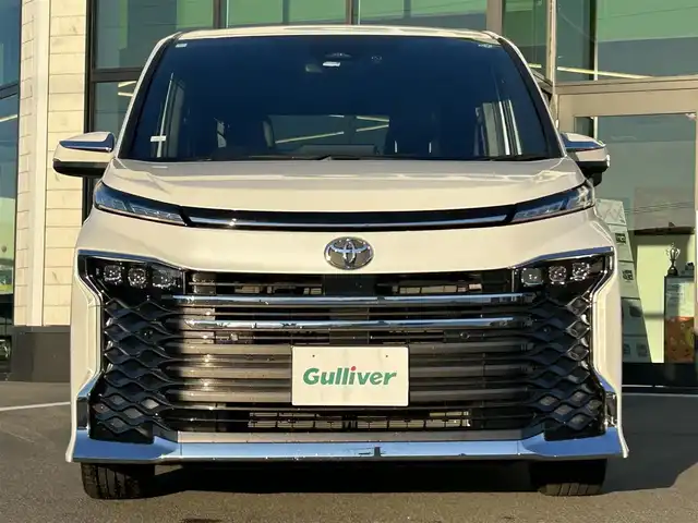 トヨタ ヴォクシー S－Z 愛媛県 2023(令5)年 1.2万km ホワイトパールクリスタルシャイン 純正10.5型ディスプレイオーディオプラス/CD/DVD/フルセグTV/Bluetooth/HDMI/純正13.2インチフリップダウンモニター/ガイド付きバックカメラ/プリクラッシュセーフティシステム/レーントレーシングアシスト/パーキングサポートブレーキ/レーダークルーズコントロール/プロジェクター式LEDヘッドライト/ハーフレザーシート/前席シートヒーター/両側パワースライドドア/オートライト/革巻きステアリング/ステアリングスイッチ/純正17インチAW/プッシュスタート/TVキャンセラー/ビルトインETC2.0/前方ドライブレコーダー/フロアマット/オート電動格納ミラー