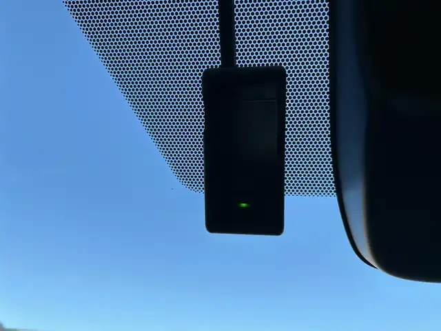 トヨタ ヴォクシー S－Z 愛媛県 2023(令5)年 1.2万km ホワイトパールクリスタルシャイン 純正10.5型ディスプレイオーディオプラス/CD/DVD/フルセグTV/Bluetooth/HDMI/純正13.2インチフリップダウンモニター/ガイド付きバックカメラ/プリクラッシュセーフティシステム/レーントレーシングアシスト/パーキングサポートブレーキ/レーダークルーズコントロール/プロジェクター式LEDヘッドライト/ハーフレザーシート/前席シートヒーター/両側パワースライドドア/オートライト/革巻きステアリング/ステアリングスイッチ/純正17インチAW/プッシュスタート/TVキャンセラー/ビルトインETC2.0/前方ドライブレコーダー/フロアマット/オート電動格納ミラー