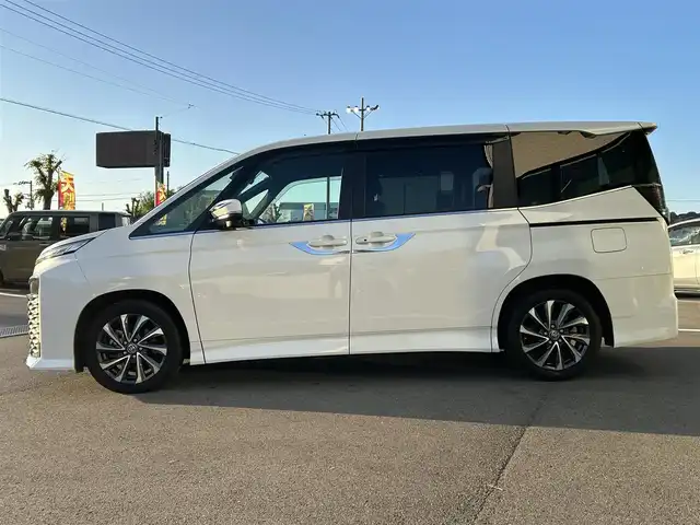 トヨタ ヴォクシー S－Z 愛媛県 2023(令5)年 1.2万km ホワイトパールクリスタルシャイン 純正10.5型ディスプレイオーディオプラス/CD/DVD/フルセグTV/Bluetooth/HDMI/純正13.2インチフリップダウンモニター/ガイド付きバックカメラ/プリクラッシュセーフティシステム/レーントレーシングアシスト/パーキングサポートブレーキ/レーダークルーズコントロール/プロジェクター式LEDヘッドライト/ハーフレザーシート/前席シートヒーター/両側パワースライドドア/オートライト/革巻きステアリング/ステアリングスイッチ/純正17インチAW/プッシュスタート/TVキャンセラー/ビルトインETC2.0/前方ドライブレコーダー/フロアマット/オート電動格納ミラー