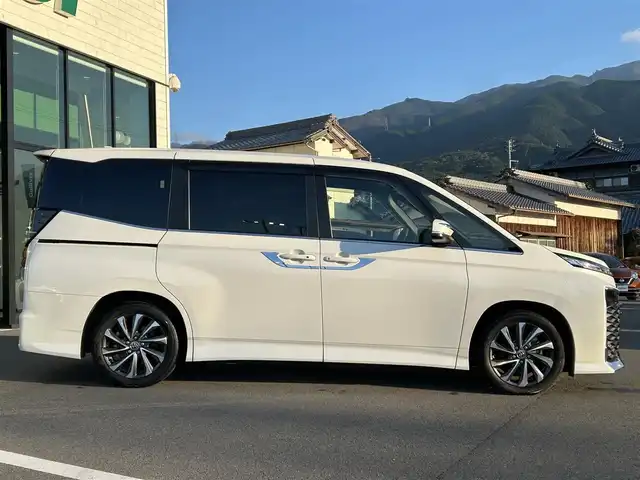 トヨタ ヴォクシー S－Z 愛媛県 2023(令5)年 1.2万km ホワイトパールクリスタルシャイン 純正10.5型ディスプレイオーディオプラス/CD/DVD/フルセグTV/Bluetooth/HDMI/純正13.2インチフリップダウンモニター/ガイド付きバックカメラ/プリクラッシュセーフティシステム/レーントレーシングアシスト/パーキングサポートブレーキ/レーダークルーズコントロール/プロジェクター式LEDヘッドライト/ハーフレザーシート/前席シートヒーター/両側パワースライドドア/オートライト/革巻きステアリング/ステアリングスイッチ/純正17インチAW/プッシュスタート/TVキャンセラー/ビルトインETC2.0/前方ドライブレコーダー/フロアマット/オート電動格納ミラー