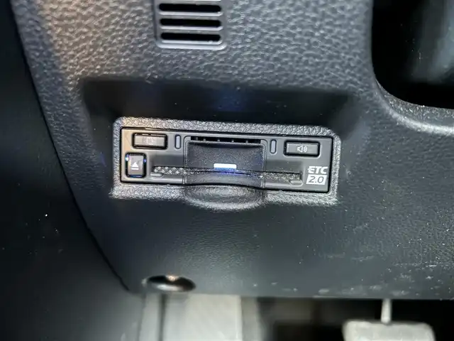 トヨタ ヴォクシー S－Z 愛媛県 2023(令5)年 1.2万km ホワイトパールクリスタルシャイン 純正10.5型ディスプレイオーディオプラス/CD/DVD/フルセグTV/Bluetooth/HDMI/純正13.2インチフリップダウンモニター/ガイド付きバックカメラ/プリクラッシュセーフティシステム/レーントレーシングアシスト/パーキングサポートブレーキ/レーダークルーズコントロール/プロジェクター式LEDヘッドライト/ハーフレザーシート/前席シートヒーター/両側パワースライドドア/オートライト/革巻きステアリング/ステアリングスイッチ/純正17インチAW/プッシュスタート/TVキャンセラー/ビルトインETC2.0/前方ドライブレコーダー/フロアマット/オート電動格納ミラー