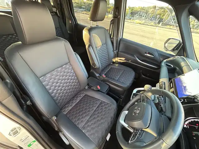 トヨタ ヴォクシー S－Z 愛媛県 2023(令5)年 1.2万km ホワイトパールクリスタルシャイン 純正10.5型ディスプレイオーディオプラス/CD/DVD/フルセグTV/Bluetooth/HDMI/純正13.2インチフリップダウンモニター/ガイド付きバックカメラ/プリクラッシュセーフティシステム/レーントレーシングアシスト/パーキングサポートブレーキ/レーダークルーズコントロール/プロジェクター式LEDヘッドライト/ハーフレザーシート/前席シートヒーター/両側パワースライドドア/オートライト/革巻きステアリング/ステアリングスイッチ/純正17インチAW/プッシュスタート/TVキャンセラー/ビルトインETC2.0/前方ドライブレコーダー/フロアマット/オート電動格納ミラー