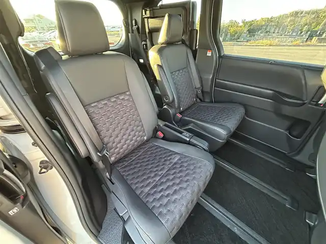 トヨタ ヴォクシー S－Z 愛媛県 2023(令5)年 1.2万km ホワイトパールクリスタルシャイン 純正10.5型ディスプレイオーディオプラス/CD/DVD/フルセグTV/Bluetooth/HDMI/純正13.2インチフリップダウンモニター/ガイド付きバックカメラ/プリクラッシュセーフティシステム/レーントレーシングアシスト/パーキングサポートブレーキ/レーダークルーズコントロール/プロジェクター式LEDヘッドライト/ハーフレザーシート/前席シートヒーター/両側パワースライドドア/オートライト/革巻きステアリング/ステアリングスイッチ/純正17インチAW/プッシュスタート/TVキャンセラー/ビルトインETC2.0/前方ドライブレコーダー/フロアマット/オート電動格納ミラー