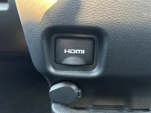 トヨタ ヴォクシー S－Z 愛媛県 2023(令5)年 1.2万km ホワイトパールクリスタルシャイン 純正10.5型ディスプレイオーディオプラス/CD/DVD/フルセグTV/Bluetooth/HDMI/純正13.2インチフリップダウンモニター/ガイド付きバックカメラ/プリクラッシュセーフティシステム/レーントレーシングアシスト/パーキングサポートブレーキ/レーダークルーズコントロール/プロジェクター式LEDヘッドライト/ハーフレザーシート/前席シートヒーター/両側パワースライドドア/オートライト/革巻きステアリング/ステアリングスイッチ/純正17インチAW/プッシュスタート/TVキャンセラー/ビルトインETC2.0/前方ドライブレコーダー/フロアマット/オート電動格納ミラー