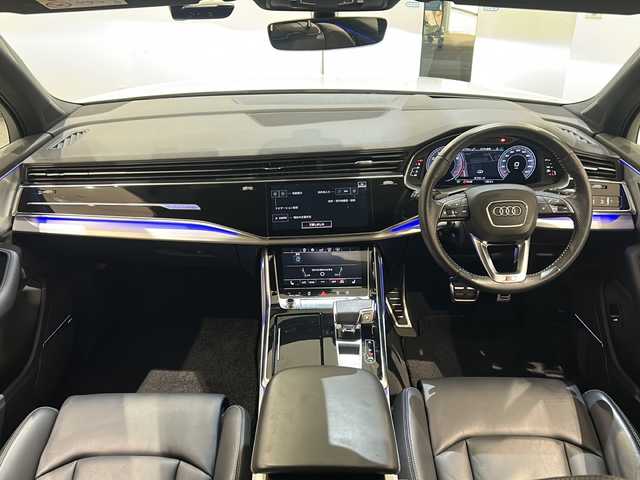 アウディ Ｑ７ 55TFSIクワトロ Sライン 新潟県 2021(令3)年 4.5万km グレイシアホワイトメタリック オプション/オプションカラー　グレイシアホワイトメタリック/7シーターパッケージ/・3列シート/・4ゾーンオートマチックエアコンディショナー/・パワードアクロージング/スペシャルオプション/プレミアムパッケージ/・エクステンディッドアルミニウムブラック/ブラックグラスルックコントロールパネル/・プライバシーガラス/BOSEサウンドシステム/標準装備/・バーチャルコックピット/・MMIナビゲーション/・Bluetooth/・TVチューナー/・アダプティブクルーズコントロール/・アクティブレーンアシスト/・フロントクロストラフィックアシスト/・カーブストーンアシスト/・ホールドアシスト/・アウディプレセンスフロント/リア/・サラウンドビューカメラ/・タイヤプレッシャーワーニング/・オートマチック テールゲート/・マトリクスLEDヘッドライト/・LEDリヤコンビネーションライト/・S lineバンパー/・バルコナレザー S lineロゴ/・シートヒーター/・パドルシフト/・HUD/・マルチカラーアンビエントライティング/・アダプティブエアサスペンション スポーツ/・48Vマイルドハイブリッド