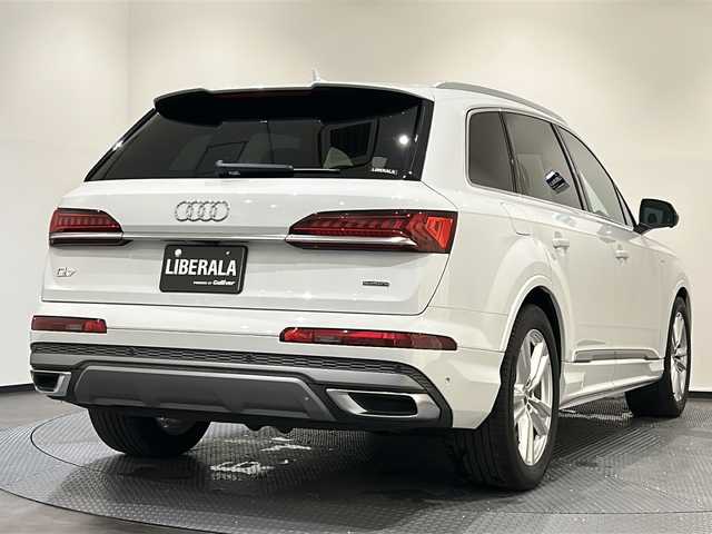 アウディ Ｑ７ 55TFSIクワトロ Sライン 新潟県 2021(令3)年 4.5万km グレイシアホワイトメタリック オプション/オプションカラー　グレイシアホワイトメタリック/7シーターパッケージ/・3列シート/・4ゾーンオートマチックエアコンディショナー/・パワードアクロージング/スペシャルオプション/プレミアムパッケージ/・エクステンディッドアルミニウムブラック/ブラックグラスルックコントロールパネル/・プライバシーガラス/BOSEサウンドシステム/標準装備/・バーチャルコックピット/・MMIナビゲーション/・Bluetooth/・TVチューナー/・アダプティブクルーズコントロール/・アクティブレーンアシスト/・フロントクロストラフィックアシスト/・カーブストーンアシスト/・ホールドアシスト/・アウディプレセンスフロント/リア/・サラウンドビューカメラ/・タイヤプレッシャーワーニング/・オートマチック テールゲート/・マトリクスLEDヘッドライト/・LEDリヤコンビネーションライト/・S lineバンパー/・バルコナレザー S lineロゴ/・シートヒーター/・パドルシフト/・HUD/・マルチカラーアンビエントライティング/・アダプティブエアサスペンション スポーツ/・48Vマイルドハイブリッド