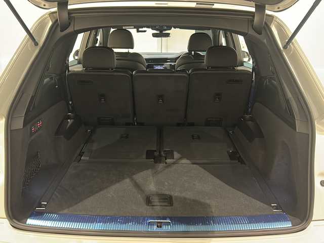 アウディ Ｑ７ 55TFSIクワトロ Sライン 新潟県 2021(令3)年 4.5万km グレイシアホワイトメタリック オプション/オプションカラー　グレイシアホワイトメタリック/7シーターパッケージ/・3列シート/・4ゾーンオートマチックエアコンディショナー/・パワードアクロージング/スペシャルオプション/プレミアムパッケージ/・エクステンディッドアルミニウムブラック/ブラックグラスルックコントロールパネル/・プライバシーガラス/BOSEサウンドシステム/標準装備/・バーチャルコックピット/・MMIナビゲーション/・Bluetooth/・TVチューナー/・アダプティブクルーズコントロール/・アクティブレーンアシスト/・フロントクロストラフィックアシスト/・カーブストーンアシスト/・ホールドアシスト/・アウディプレセンスフロント/リア/・サラウンドビューカメラ/・タイヤプレッシャーワーニング/・オートマチック テールゲート/・マトリクスLEDヘッドライト/・LEDリヤコンビネーションライト/・S lineバンパー/・バルコナレザー S lineロゴ/・シートヒーター/・パドルシフト/・HUD/・マルチカラーアンビエントライティング/・アダプティブエアサスペンション スポーツ/・48Vマイルドハイブリッド