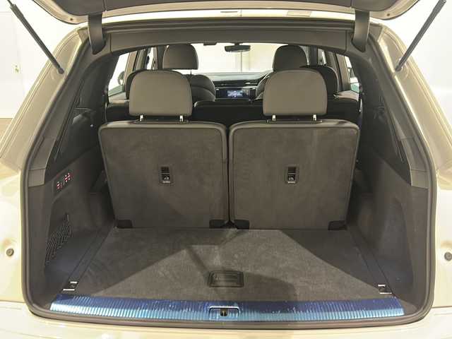 アウディ Ｑ７ 55TFSIクワトロ Sライン 新潟県 2021(令3)年 4.5万km グレイシアホワイトメタリック オプション/オプションカラー　グレイシアホワイトメタリック/7シーターパッケージ/・3列シート/・4ゾーンオートマチックエアコンディショナー/・パワードアクロージング/スペシャルオプション/プレミアムパッケージ/・エクステンディッドアルミニウムブラック/ブラックグラスルックコントロールパネル/・プライバシーガラス/BOSEサウンドシステム/標準装備/・バーチャルコックピット/・MMIナビゲーション/・Bluetooth/・TVチューナー/・アダプティブクルーズコントロール/・アクティブレーンアシスト/・フロントクロストラフィックアシスト/・カーブストーンアシスト/・ホールドアシスト/・アウディプレセンスフロント/リア/・サラウンドビューカメラ/・タイヤプレッシャーワーニング/・オートマチック テールゲート/・マトリクスLEDヘッドライト/・LEDリヤコンビネーションライト/・S lineバンパー/・バルコナレザー S lineロゴ/・シートヒーター/・パドルシフト/・HUD/・マルチカラーアンビエントライティング/・アダプティブエアサスペンション スポーツ/・48Vマイルドハイブリッド