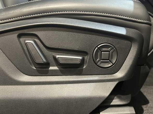 アウディ Ｑ７ 55TFSIクワトロ Sライン 新潟県 2021(令3)年 4.5万km グレイシアホワイトメタリック オプション/オプションカラー　グレイシアホワイトメタリック/7シーターパッケージ/・3列シート/・4ゾーンオートマチックエアコンディショナー/・パワードアクロージング/スペシャルオプション/プレミアムパッケージ/・エクステンディッドアルミニウムブラック/ブラックグラスルックコントロールパネル/・プライバシーガラス/BOSEサウンドシステム/標準装備/・バーチャルコックピット/・MMIナビゲーション/・Bluetooth/・TVチューナー/・アダプティブクルーズコントロール/・アクティブレーンアシスト/・フロントクロストラフィックアシスト/・カーブストーンアシスト/・ホールドアシスト/・アウディプレセンスフロント/リア/・サラウンドビューカメラ/・タイヤプレッシャーワーニング/・オートマチック テールゲート/・マトリクスLEDヘッドライト/・LEDリヤコンビネーションライト/・S lineバンパー/・バルコナレザー S lineロゴ/・シートヒーター/・パドルシフト/・HUD/・マルチカラーアンビエントライティング/・アダプティブエアサスペンション スポーツ/・48Vマイルドハイブリッド