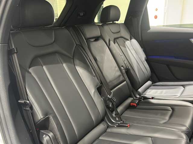 アウディ Ｑ７ 55TFSIクワトロ Sライン 新潟県 2021(令3)年 4.5万km グレイシアホワイトメタリック オプション/オプションカラー　グレイシアホワイトメタリック/7シーターパッケージ/・3列シート/・4ゾーンオートマチックエアコンディショナー/・パワードアクロージング/スペシャルオプション/プレミアムパッケージ/・エクステンディッドアルミニウムブラック/ブラックグラスルックコントロールパネル/・プライバシーガラス/BOSEサウンドシステム/標準装備/・バーチャルコックピット/・MMIナビゲーション/・Bluetooth/・TVチューナー/・アダプティブクルーズコントロール/・アクティブレーンアシスト/・フロントクロストラフィックアシスト/・カーブストーンアシスト/・ホールドアシスト/・アウディプレセンスフロント/リア/・サラウンドビューカメラ/・タイヤプレッシャーワーニング/・オートマチック テールゲート/・マトリクスLEDヘッドライト/・LEDリヤコンビネーションライト/・S lineバンパー/・バルコナレザー S lineロゴ/・シートヒーター/・パドルシフト/・HUD/・マルチカラーアンビエントライティング/・アダプティブエアサスペンション スポーツ/・48Vマイルドハイブリッド