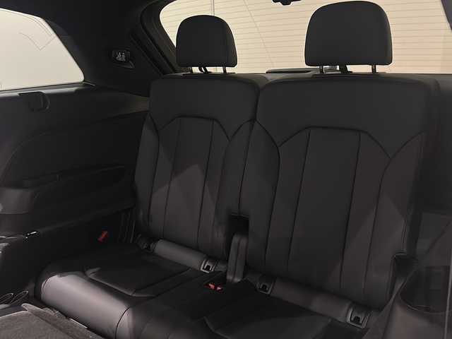 アウディ Ｑ７ 55TFSIクワトロ Sライン 新潟県 2021(令3)年 4.5万km グレイシアホワイトメタリック オプション/オプションカラー　グレイシアホワイトメタリック/7シーターパッケージ/・3列シート/・4ゾーンオートマチックエアコンディショナー/・パワードアクロージング/スペシャルオプション/プレミアムパッケージ/・エクステンディッドアルミニウムブラック/ブラックグラスルックコントロールパネル/・プライバシーガラス/BOSEサウンドシステム/標準装備/・バーチャルコックピット/・MMIナビゲーション/・Bluetooth/・TVチューナー/・アダプティブクルーズコントロール/・アクティブレーンアシスト/・フロントクロストラフィックアシスト/・カーブストーンアシスト/・ホールドアシスト/・アウディプレセンスフロント/リア/・サラウンドビューカメラ/・タイヤプレッシャーワーニング/・オートマチック テールゲート/・マトリクスLEDヘッドライト/・LEDリヤコンビネーションライト/・S lineバンパー/・バルコナレザー S lineロゴ/・シートヒーター/・パドルシフト/・HUD/・マルチカラーアンビエントライティング/・アダプティブエアサスペンション スポーツ/・48Vマイルドハイブリッド