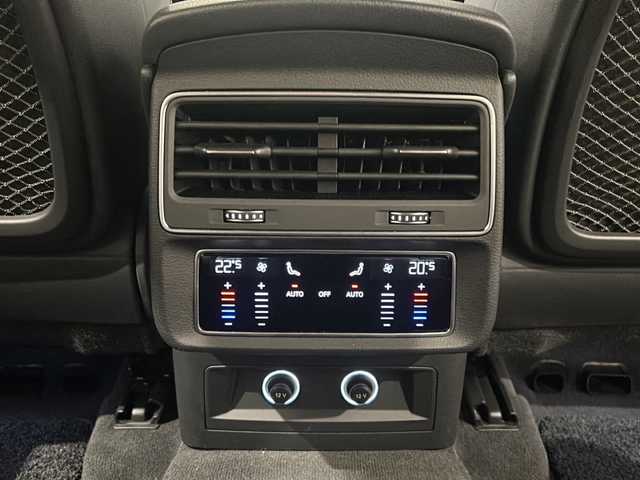 アウディ Ｑ７ 55TFSIクワトロ Sライン 新潟県 2021(令3)年 4.5万km グレイシアホワイトメタリック オプション/オプションカラー　グレイシアホワイトメタリック/7シーターパッケージ/・3列シート/・4ゾーンオートマチックエアコンディショナー/・パワードアクロージング/スペシャルオプション/プレミアムパッケージ/・エクステンディッドアルミニウムブラック/ブラックグラスルックコントロールパネル/・プライバシーガラス/BOSEサウンドシステム/標準装備/・バーチャルコックピット/・MMIナビゲーション/・Bluetooth/・TVチューナー/・アダプティブクルーズコントロール/・アクティブレーンアシスト/・フロントクロストラフィックアシスト/・カーブストーンアシスト/・ホールドアシスト/・アウディプレセンスフロント/リア/・サラウンドビューカメラ/・タイヤプレッシャーワーニング/・オートマチック テールゲート/・マトリクスLEDヘッドライト/・LEDリヤコンビネーションライト/・S lineバンパー/・バルコナレザー S lineロゴ/・シートヒーター/・パドルシフト/・HUD/・マルチカラーアンビエントライティング/・アダプティブエアサスペンション スポーツ/・48Vマイルドハイブリッド