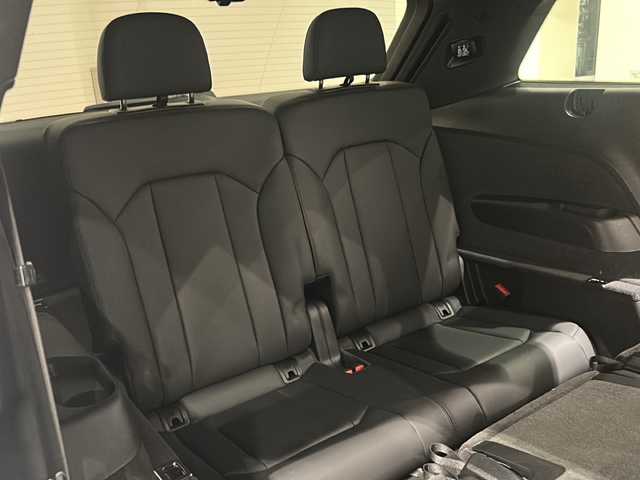 アウディ Ｑ７ 55TFSIクワトロ Sライン 新潟県 2021(令3)年 4.5万km グレイシアホワイトメタリック オプション/オプションカラー　グレイシアホワイトメタリック/7シーターパッケージ/・3列シート/・4ゾーンオートマチックエアコンディショナー/・パワードアクロージング/スペシャルオプション/プレミアムパッケージ/・エクステンディッドアルミニウムブラック/ブラックグラスルックコントロールパネル/・プライバシーガラス/BOSEサウンドシステム/標準装備/・バーチャルコックピット/・MMIナビゲーション/・Bluetooth/・TVチューナー/・アダプティブクルーズコントロール/・アクティブレーンアシスト/・フロントクロストラフィックアシスト/・カーブストーンアシスト/・ホールドアシスト/・アウディプレセンスフロント/リア/・サラウンドビューカメラ/・タイヤプレッシャーワーニング/・オートマチック テールゲート/・マトリクスLEDヘッドライト/・LEDリヤコンビネーションライト/・S lineバンパー/・バルコナレザー S lineロゴ/・シートヒーター/・パドルシフト/・HUD/・マルチカラーアンビエントライティング/・アダプティブエアサスペンション スポーツ/・48Vマイルドハイブリッド