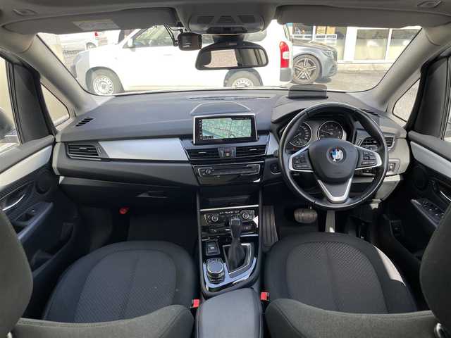 ＢＭＷ ２１８ｄ アクティブツアラー 東京都 2018(平30)年 2.9万km ミネラルホワイト アドバンスドアクティブセーフティパッケージ/サンルーフ/純正HDDナビ/　DVD/CD/Bluetooth/バックカメラ/インテリジェントセーフティ/ヘッドアップディスプレイ/シートヒーター/パワーシート/前後ドライブレコーダー/クルーズコントロール/パワーバックドア/コーナーセンサー/LEDヘッドライト/フォグランプ/オートライト/ビルトインETC/ステアリングスイッチ/アイドリングストップ/純正16インチアルミホイール/プッシュスタート/スマートキー×2/電動格納ミラー/ウインカーミラー/横すべり防止/フロアマット/保証書/取扱説明書