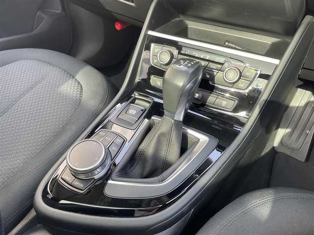ＢＭＷ ２１８ｄ アクティブツアラー 東京都 2018(平30)年 2.9万km ミネラルホワイト アドバンスドアクティブセーフティパッケージ/サンルーフ/純正HDDナビ/　DVD/CD/Bluetooth/バックカメラ/インテリジェントセーフティ/ヘッドアップディスプレイ/シートヒーター/パワーシート/前後ドライブレコーダー/クルーズコントロール/パワーバックドア/コーナーセンサー/LEDヘッドライト/フォグランプ/オートライト/ビルトインETC/ステアリングスイッチ/アイドリングストップ/純正16インチアルミホイール/プッシュスタート/スマートキー×2/電動格納ミラー/ウインカーミラー/横すべり防止/フロアマット/保証書/取扱説明書