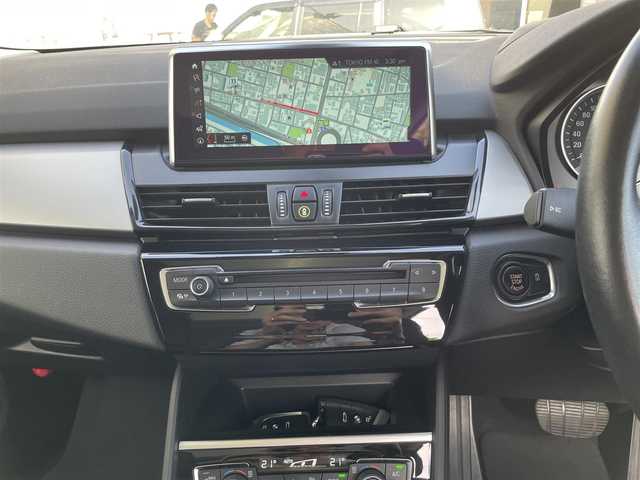 ＢＭＷ ２１８ｄ アクティブツアラー 東京都 2018(平30)年 2.9万km ミネラルホワイト アドバンスドアクティブセーフティパッケージ/サンルーフ/純正HDDナビ/　DVD/CD/Bluetooth/バックカメラ/インテリジェントセーフティ/ヘッドアップディスプレイ/シートヒーター/パワーシート/前後ドライブレコーダー/クルーズコントロール/パワーバックドア/コーナーセンサー/LEDヘッドライト/フォグランプ/オートライト/ビルトインETC/ステアリングスイッチ/アイドリングストップ/純正16インチアルミホイール/プッシュスタート/スマートキー×2/電動格納ミラー/ウインカーミラー/横すべり防止/フロアマット/保証書/取扱説明書