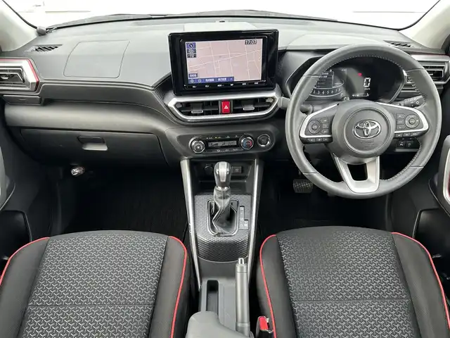 トヨタ ライズ Z 熊本県 2020(令2)年 1.5万km シャイニングホワイトパール 純正ナビ/・AM/FM/CD/DVD/SD/HDMI/iPod/USB/BT/・フルセグTV/全周囲カメラ/・フロント/サイド/バック/スマートアシスト３/・先行車発進お知らせ機能/・衝突警報機能/・衝突回避支援ブレーキ機能/・車線逸脱警報機能/・誤発進抑制機能(前方・後方)/・オートハイビーム/・ブラインドスポットモニター/・リヤクロストラフィックアラート/レーダークルーズコントロール/クリアランスソナー/前後コーナーセンサー/革巻きステアリング/・ステアリングリモコン/D/N席シートヒーター/前後ドライブレコーダー/ETC2.0/電動格納ミラー/・ウィンカーミラー/純正ドアバイザー/純正アルミホイール/純正フロアマット/スマートキー