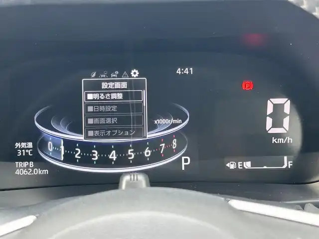 トヨタ ライズ Z 熊本県 2020(令2)年 1.5万km シャイニングホワイトパール 純正ナビ/・AM/FM/CD/DVD/SD/HDMI/iPod/USB/BT/・フルセグTV/全周囲カメラ/・フロント/サイド/バック/スマートアシスト３/・先行車発進お知らせ機能/・衝突警報機能/・衝突回避支援ブレーキ機能/・車線逸脱警報機能/・誤発進抑制機能(前方・後方)/・オートハイビーム/・ブラインドスポットモニター/・リヤクロストラフィックアラート/レーダークルーズコントロール/クリアランスソナー/前後コーナーセンサー/革巻きステアリング/・ステアリングリモコン/D/N席シートヒーター/前後ドライブレコーダー/ETC2.0/電動格納ミラー/・ウィンカーミラー/純正ドアバイザー/純正アルミホイール/純正フロアマット/スマートキー