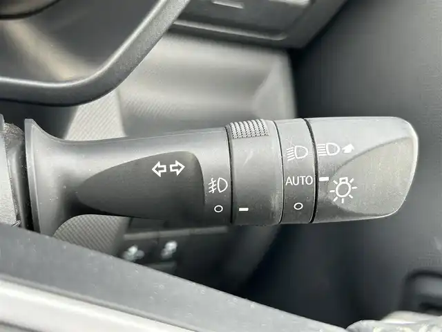 トヨタ ライズ Z 熊本県 2020(令2)年 1.5万km シャイニングホワイトパール 純正ナビ/・AM/FM/CD/DVD/SD/HDMI/iPod/USB/BT/・フルセグTV/全周囲カメラ/・フロント/サイド/バック/スマートアシスト３/・先行車発進お知らせ機能/・衝突警報機能/・衝突回避支援ブレーキ機能/・車線逸脱警報機能/・誤発進抑制機能(前方・後方)/・オートハイビーム/・ブラインドスポットモニター/・リヤクロストラフィックアラート/レーダークルーズコントロール/クリアランスソナー/前後コーナーセンサー/革巻きステアリング/・ステアリングリモコン/D/N席シートヒーター/前後ドライブレコーダー/ETC2.0/電動格納ミラー/・ウィンカーミラー/純正ドアバイザー/純正アルミホイール/純正フロアマット/スマートキー
