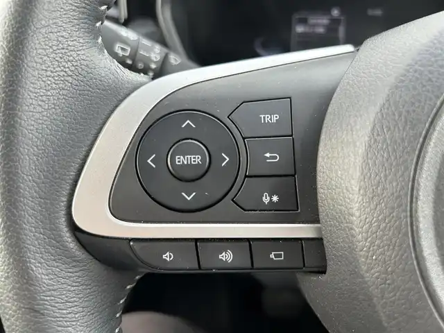 トヨタ ライズ Z 熊本県 2020(令2)年 1.5万km シャイニングホワイトパール 純正ナビ/・AM/FM/CD/DVD/SD/HDMI/iPod/USB/BT/・フルセグTV/全周囲カメラ/・フロント/サイド/バック/スマートアシスト３/・先行車発進お知らせ機能/・衝突警報機能/・衝突回避支援ブレーキ機能/・車線逸脱警報機能/・誤発進抑制機能(前方・後方)/・オートハイビーム/・ブラインドスポットモニター/・リヤクロストラフィックアラート/レーダークルーズコントロール/クリアランスソナー/前後コーナーセンサー/革巻きステアリング/・ステアリングリモコン/D/N席シートヒーター/前後ドライブレコーダー/ETC2.0/電動格納ミラー/・ウィンカーミラー/純正ドアバイザー/純正アルミホイール/純正フロアマット/スマートキー