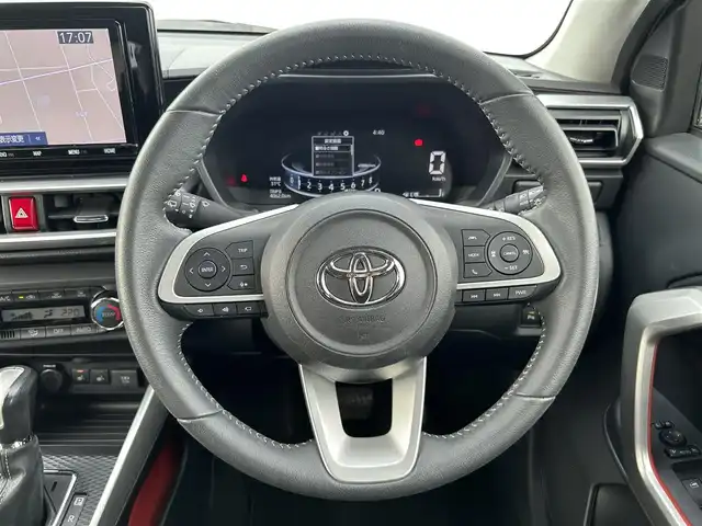 トヨタ ライズ Z 熊本県 2020(令2)年 1.5万km シャイニングホワイトパール 純正ナビ/・AM/FM/CD/DVD/SD/HDMI/iPod/USB/BT/・フルセグTV/全周囲カメラ/・フロント/サイド/バック/スマートアシスト３/・先行車発進お知らせ機能/・衝突警報機能/・衝突回避支援ブレーキ機能/・車線逸脱警報機能/・誤発進抑制機能(前方・後方)/・オートハイビーム/・ブラインドスポットモニター/・リヤクロストラフィックアラート/レーダークルーズコントロール/クリアランスソナー/前後コーナーセンサー/革巻きステアリング/・ステアリングリモコン/D/N席シートヒーター/前後ドライブレコーダー/ETC2.0/電動格納ミラー/・ウィンカーミラー/純正ドアバイザー/純正アルミホイール/純正フロアマット/スマートキー