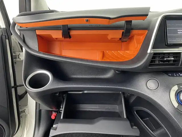 トヨタ シエンタ ハイブリッド G 埼玉県 2015(平27)年 6.2万km ホワイトパールクリスタルシャイン 純正ナビ　NSZT-W64/(Bluetooth/CD/DVD/AM/FM)/地デジフルセグ/バックカメラ/ETC/車線逸脱警報/オートマチックハイビーム/衝突軽減ブレーキ/先行車発進お知らせ機能/前席シートヒーター/EV・ECOモード/ウィンカーミラー/プッシュスタート/ステアリングリモコン/純正フロアマット/純正ドアバイザー