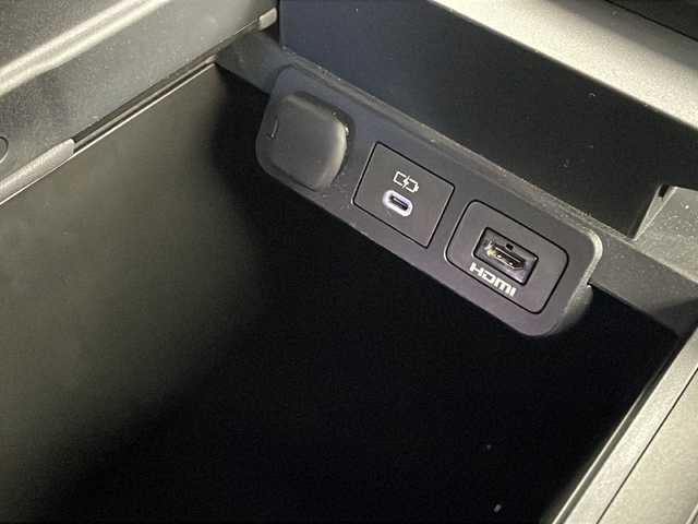 トヨタ ヴェルファイア ハイブリット Z プレミア 栃木県 2024(令6)年 0.8万km ブラック ワンオーナー/本革シート/左右独立ムーンルーフ/純正14インチディスプレイオーディオ/コネクティッドナビ対応/HDMI/地デジ/USB//Bluetooth/AppleCarPlay/Androidauto/HDMI入力端子（センターコンソールBOX内）/ETC2.0/パノラミックビューモニター/アクセサリーコンセントAC100V/トヨタセーフティセンス/・プリクラッシュセーフティ/・緊急時操蛇支援/・レーントレーシングアシスト/・レーダークルーズコントロール/・アダプティブハイビーム/ブラインドスポットモニター/トヨタチームメイト/・アドバンストパーク/・アドバンストドライブ/カラーヘッドアップディスプレイ/三眼LEDヘッドランプ/パワーバックドア/エグゼクティブパワーシート/快適温熱シート/ベンチレーション/両側パワースライドドア