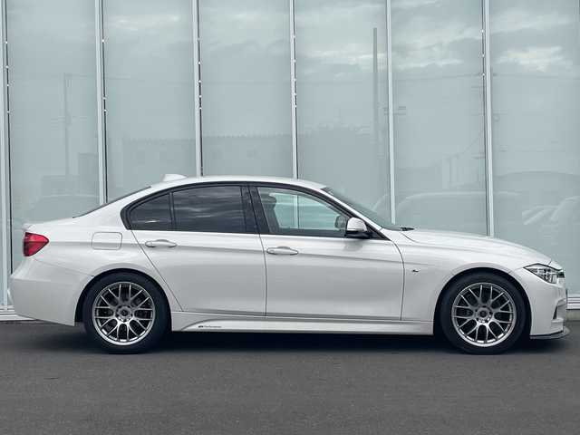 ＢＭＷ ３２０ｄ Mスポーツ 神奈川県 2017(平29)年 6万km アルピンホワイトⅢ 純正ナビ/Ｂｌｕｅｔｏｏｔｈ　/CD/DVD/Ｂカメラ　/ＥＴＣ　/前後ドラレコ　/クルコン　/パドルシフト　/ＬＥＤヘッドライト　/ＲＡＹＳホイール　/社外リップスポイラー