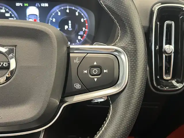 ボルボ ＸＣ４０ T5 AWD Rデザイン 1stED 岐阜県 2018(平30)年 2.9万km クリスタルホワイトP 300台限定車/全車速追従機能付ACC(アダプティブクルーズコントロール)/パイロットアシスト（車線維持支援機能）/ｈａｒｍａｎ/ｋａｒｄｏｎ/360度ビューカメラ/サンルーフ/フロントシートヒーター/レーンキーピングエイド/電動リアゲート/パワーシート