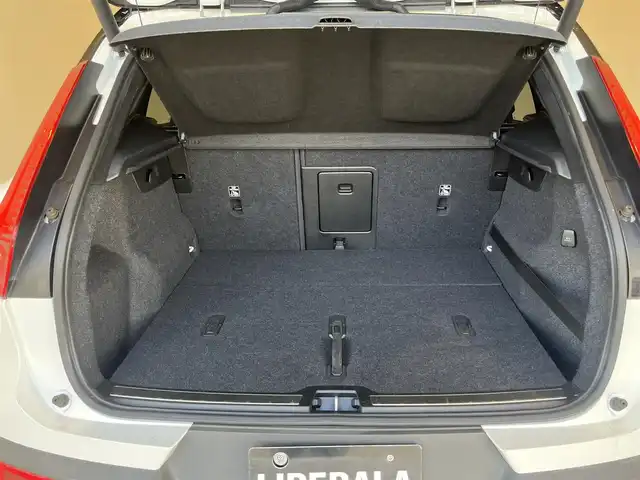 ボルボ ＸＣ４０ T5 AWD Rデザイン 1stED 岐阜県 2018(平30)年 2.9万km クリスタルホワイトP 300台限定車/全車速追従機能付ACC(アダプティブクルーズコントロール)/パイロットアシスト（車線維持支援機能）/ｈａｒｍａｎ/ｋａｒｄｏｎ/360度ビューカメラ/サンルーフ/フロントシートヒーター/レーンキーピングエイド/電動リアゲート/パワーシート