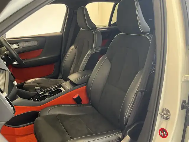 ボルボ ＸＣ４０ T5 AWD Rデザイン 1stED 岐阜県 2018(平30)年 2.9万km クリスタルホワイトP 300台限定車/全車速追従機能付ACC(アダプティブクルーズコントロール)/パイロットアシスト（車線維持支援機能）/ｈａｒｍａｎ/ｋａｒｄｏｎ/360度ビューカメラ/サンルーフ/フロントシートヒーター/レーンキーピングエイド/電動リアゲート/パワーシート