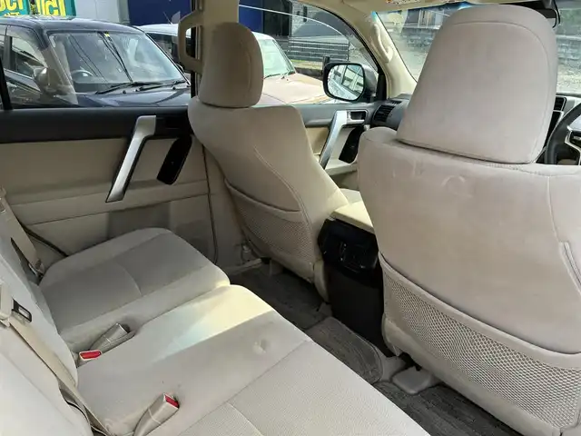 トヨタ ランドクルーザー プラド TX 熊本県 2021(令3)年 2.3万km ホワイトパールクリスタルシャイン ワンオーナー/4WD/純正SDナビ（NSZT-Y68T）/【フルセグTV/SD/CD/DVD/Bluetooth/USB】/衝突被害軽減システム/レーダークルーズコントロール/パーキングサポートブレーキ/レーンキープアシスト/車両接近通報装置/コーナーセンサー/オートLEDライト/オートマチックハイビーム/ビルトインETC/ドライブレコーダー(ZDR-015)/横滑り防止装置/盗難防止装置/純正フロアマット/カーテンエアバッグ/三列シート/プッシュスタート/スマートキー/スペアキー/取扱説明書/保証書