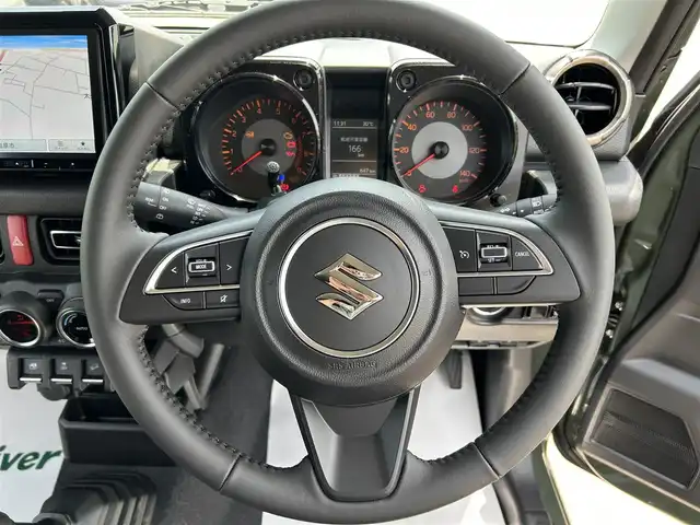 スズキ ジムニー XC 栃木県 2025(令7)年 0.1万km ジャングルグリーン 衝突被害軽減ブレーキ/4WD/カロッツェリア9インチナビ/フルセグTV/DVD/Bluetooth/バックカメラ/ビルトインETC/前ドライブレコーダー/前席シートヒーター/クルーズコントロール/スマートキー×1/プッシュスタート/ステアリングリモコン/LEDオートライト/純正16インチAW/アイドリングストップ/横滑り防止装置/保証書/取説